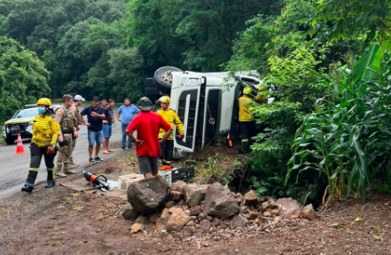 Caminhoneiro fica preso nas ferragens após acidente caminhão.