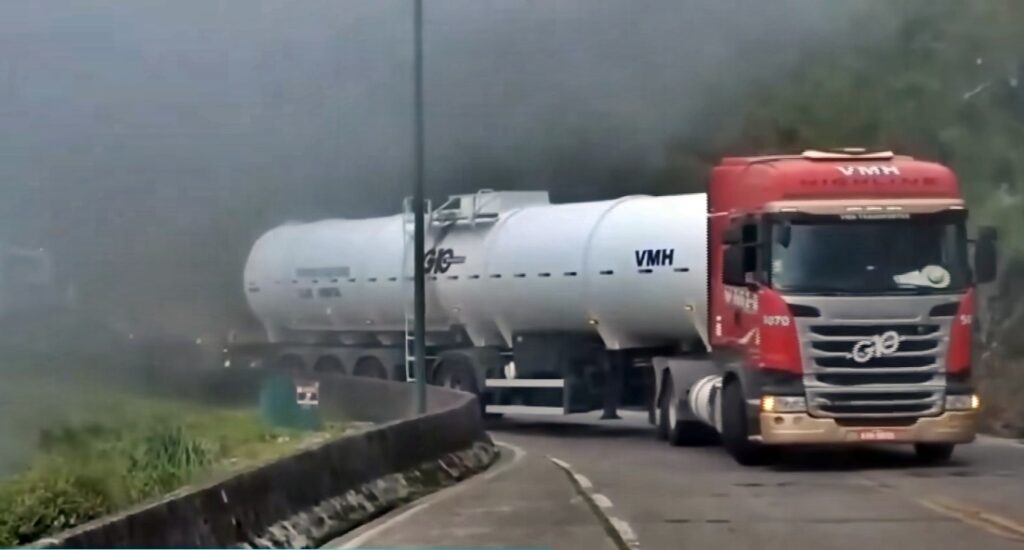 Caminhões irregulares voltam a causar transtornos na Serra do Rio do Rastro e PRF faz alerta