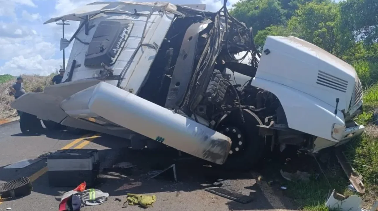 Caminhoneiro sai ileso após sofre acidente gravíssimo no Paraná.