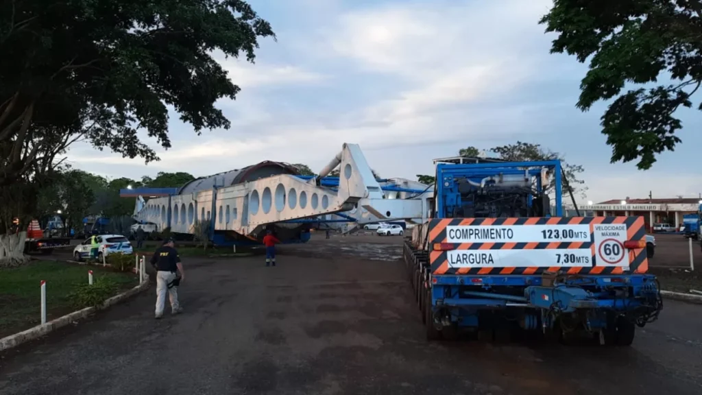 Carga gigante volta a avançar pela BR-153 e causa lentidão entre Prata e o Trevão