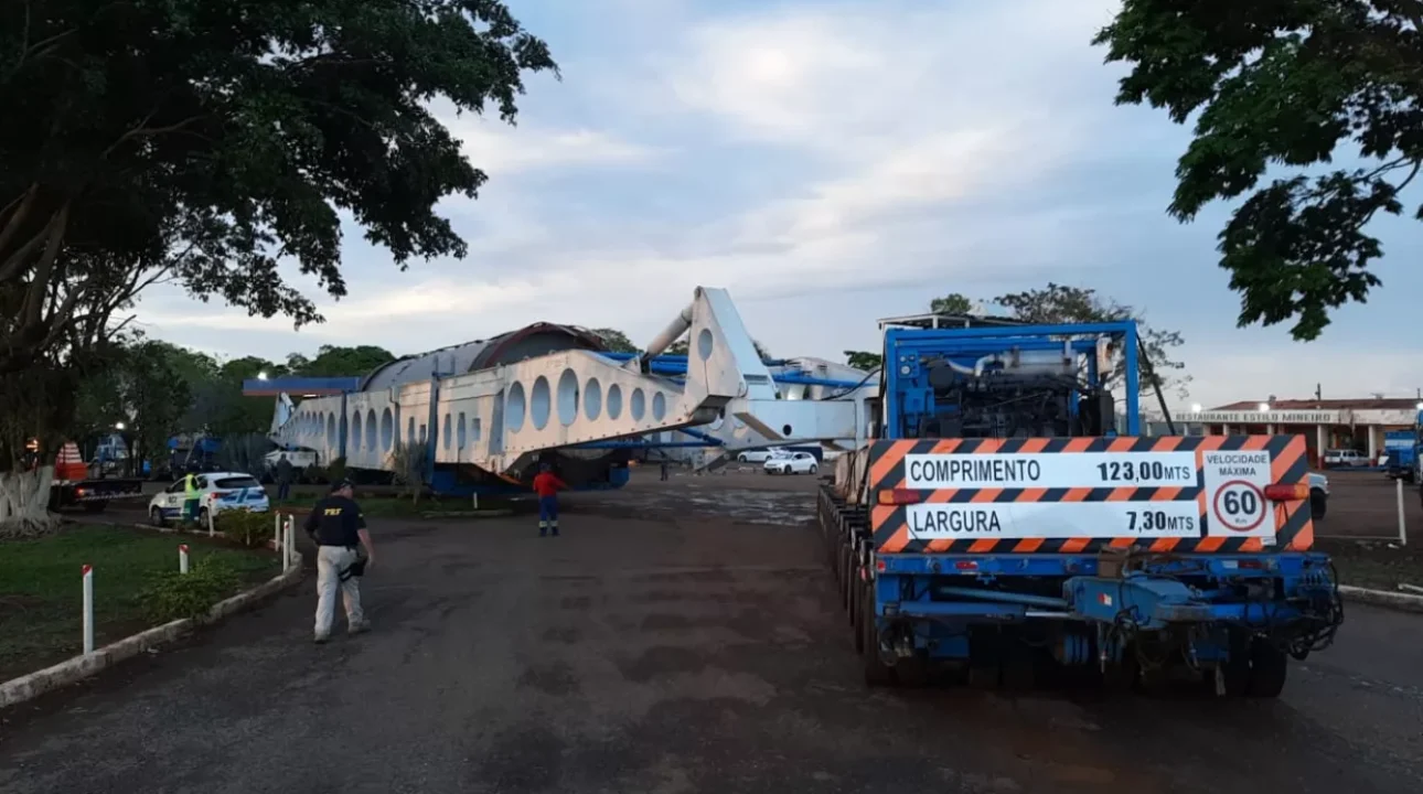 Carga gigante volta a avançar pela BR-153 e causa lentidão entre Prata e o Trevão