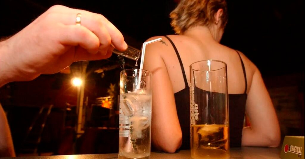 Caminhoneiro aceita encontro com mulher na estrada e cai no boa noite cinderela