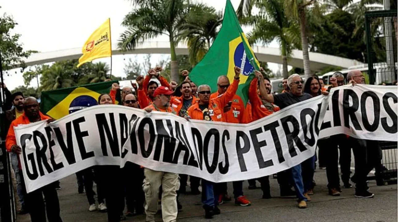Petroleiros entrou em greve nesta segunda-feira(15)