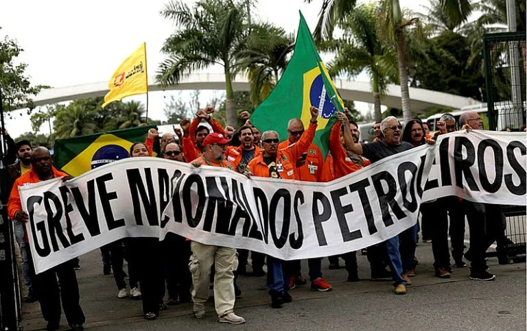 Petroleiros entrou em greve nesta segunda-feira(15)