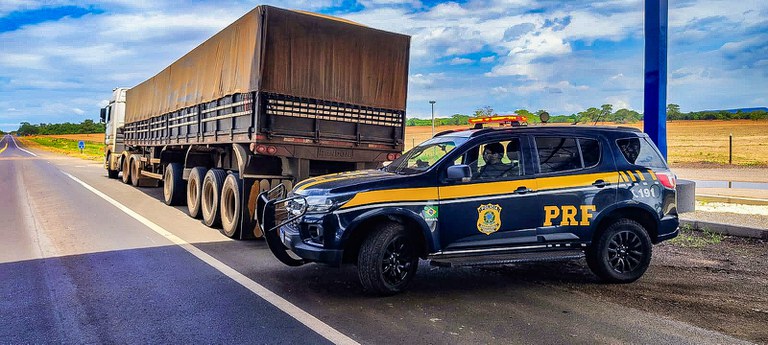 PRF retira de circulação dois caminhões adulterados na BR-070, em Barra do Garças (MT)