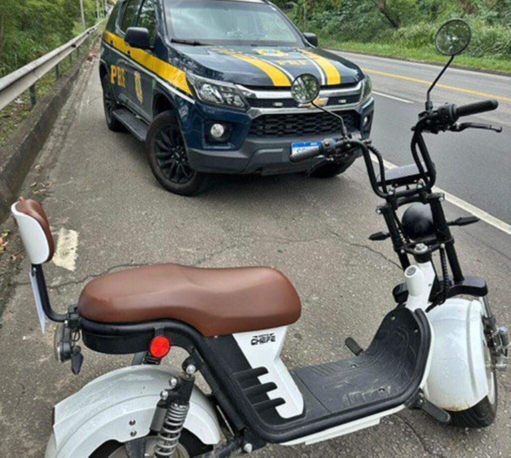 PRF flagra Scooter elétrica adulterada trafegando a 73 km/h