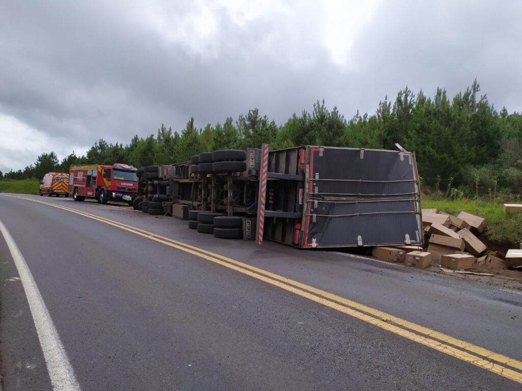 Caminhoneiro de 25 anos morre após tombar caminhão na BR-153 e carga é saqueada.