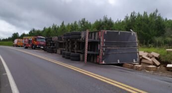 Caminhoneiro de 25 anos morre após tombar caminhão na BR-153 e carga é saqueada.