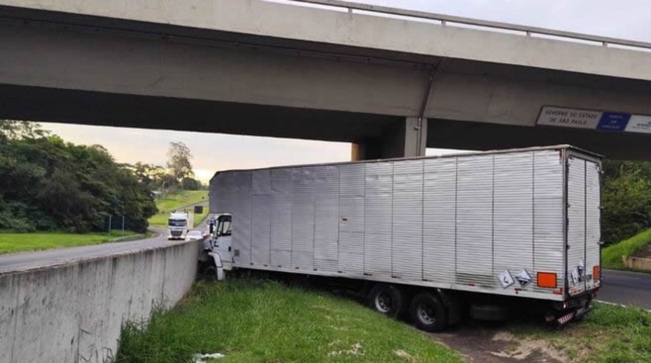 Caminhão perde freio e colide com carro na Rodovia Washington Luís