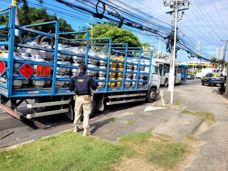PRF apreende caminhão com placas clonadas na BR-101 em Serra, no Espírito Santo