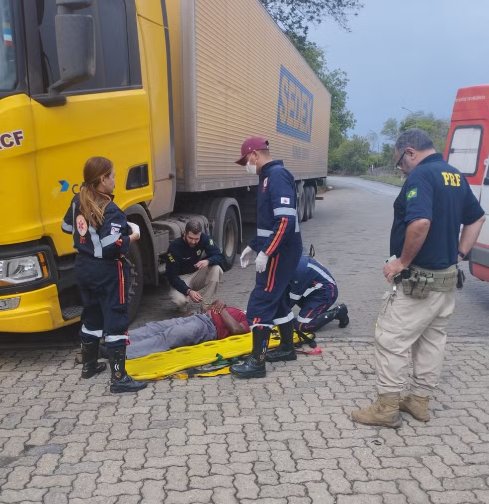 Caminhoneiro cai do caminhão ao tentar verificar barulho na carreta.