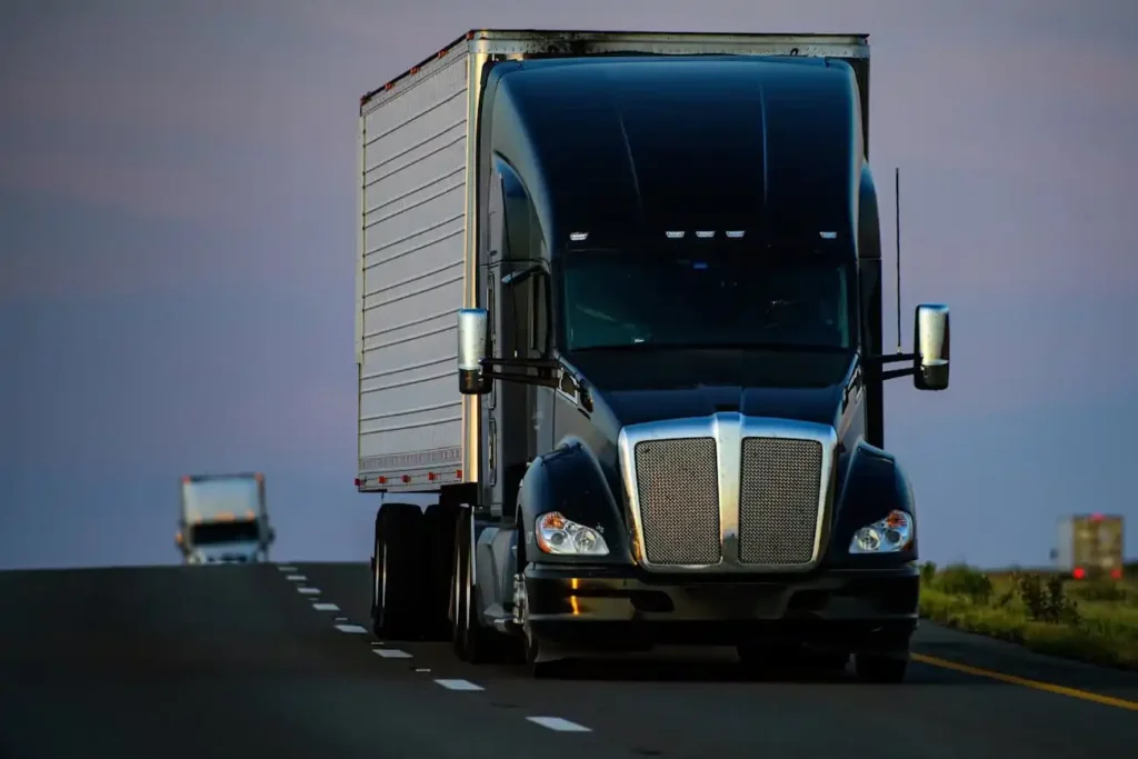 Nova exigência nos EUA derruba número de caminhoneiros no País.