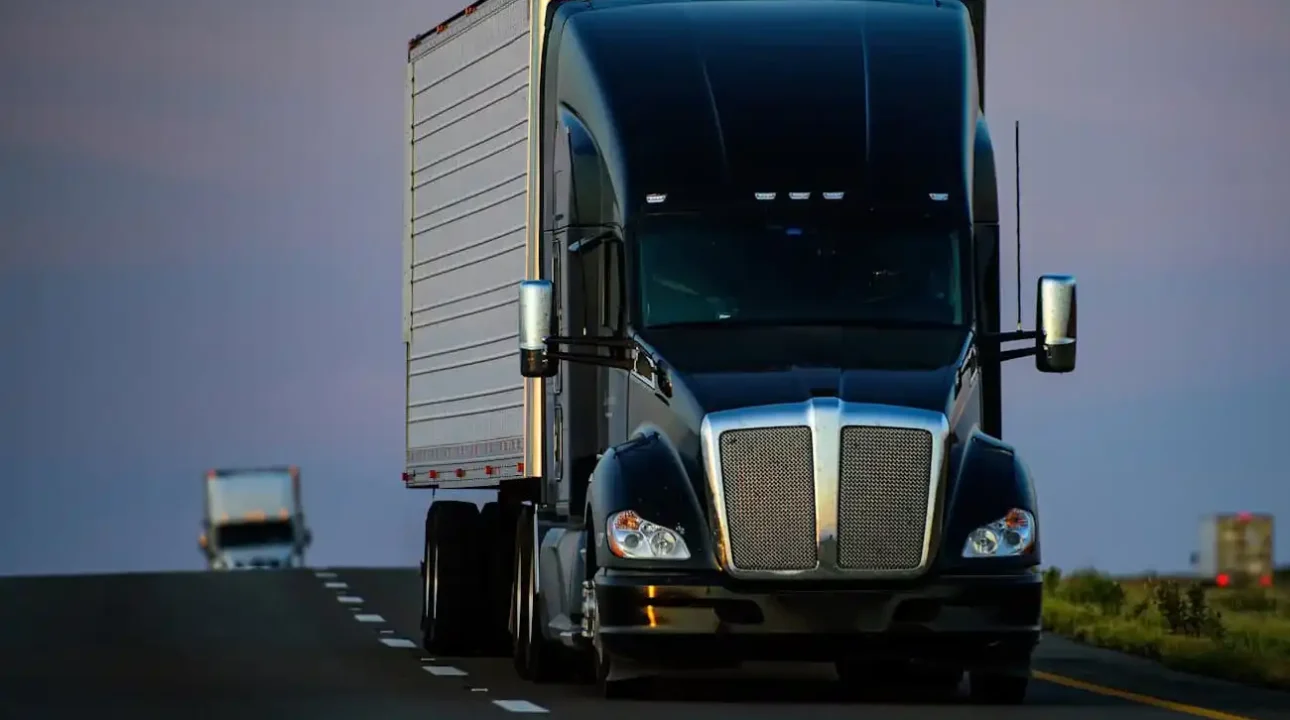 Nova exigência nos EUA derruba número de caminhoneiros no País.