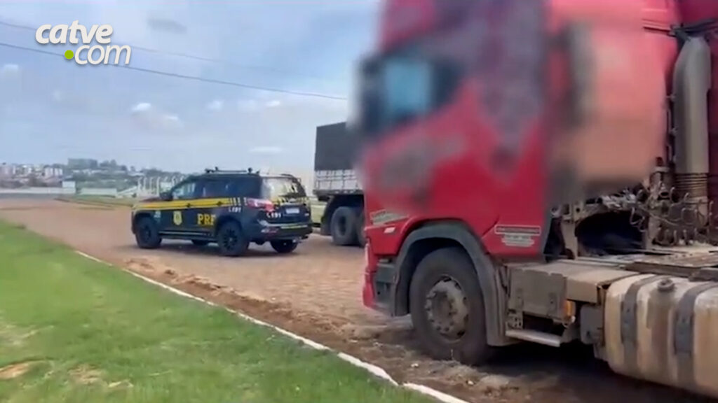 Caminhoneiro alcoolizado foi preso pela PRF realizando manobras arriscadas na BR-376