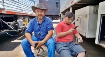 Caminhoneiro leva seu filho com síndrome de Down em todas as suas viagens.