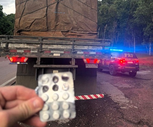 Caminhoneiro com placa dobrada é flagrado com cartela de rebite nas partes intimas.