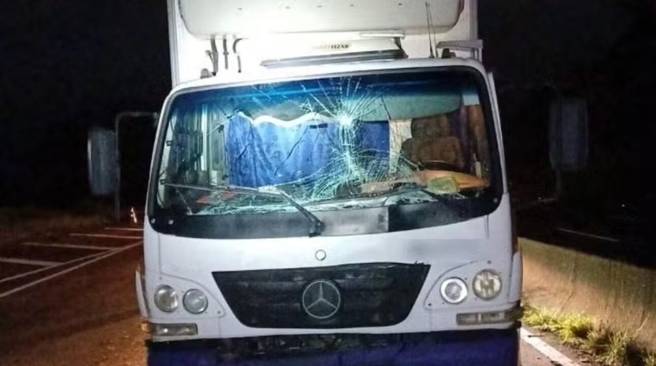 Caminhoneiro alcoolizado foi preso após provocar acidente na via Dutra.