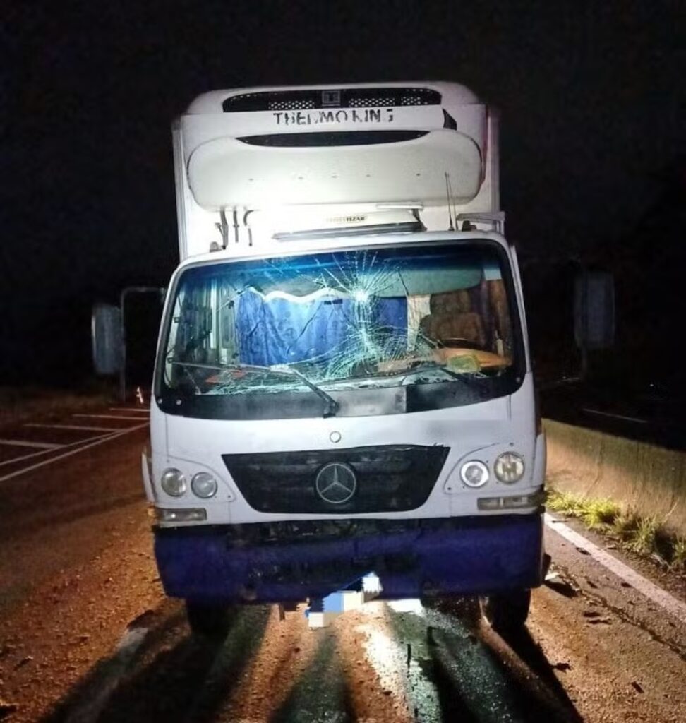 Caminhoneiro alcoolizado foi preso após provocar acidente na via Dutra.