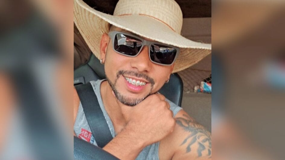 Caminhoneiro que foi assinado em posto de gasolina é entrerrado.