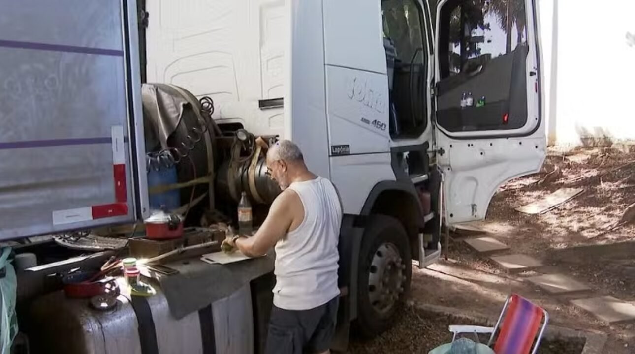 Caminhoneiro troca escritório por estrada e passa o primeiro Natal longe da familia.