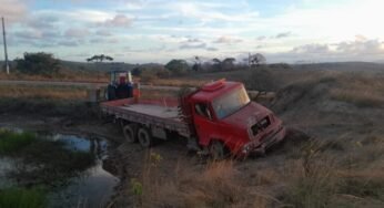 Caminhoneiro fica ferido após caminhão cair em ribanceira na SE-339, em Sergipe