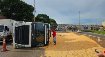 Caminhão carregado de milho tomba e interdita trecho do Anel Rodoviário em BH