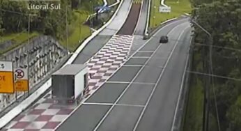 Caminhoneiro usa aréa de escape após falhas no sistema de freio.