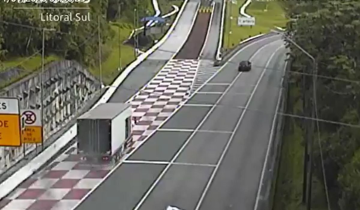 Caminhoneiro usa aréa de escape após falhas no sistema de freio.