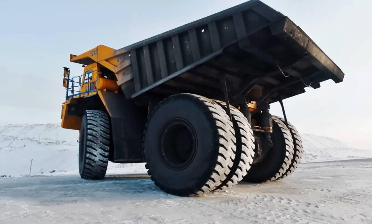 Por que caminhões de mineração são gigantes e não usam modelos comuns?