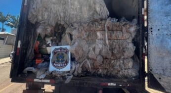 Caminhoneiro é preso na fronteira com 11 toneladas de sucata de plástico contrabandeada