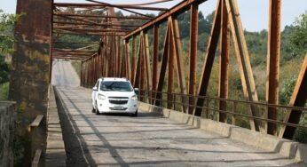 Conheça a ponte que só passa um veículo por vez.