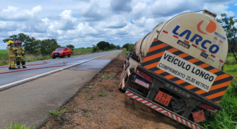 Motorista cochila ao volante, carreta de combustível tomba e pega fogo na BR-356 em MG