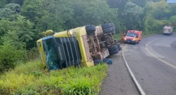 Caminhão sai da pista e motorista fica ferido após tombar na SC-161 em Romelândia