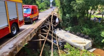 Caminhoneiro é socorrido em estado grave após carreta despencar dentro de rio no Oeste de SC
