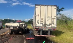 colisão frontal de caminhões