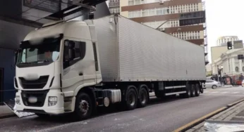 Caminhoneiro segue GPS, entra na pista de ônibus e arranca carreta contra passarela no Centro de Curitiba