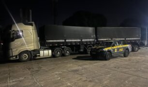 Caminhão e viatura da PRF à noite