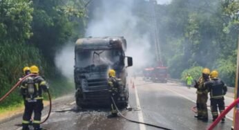 Caminhão pega fogo no Morro do Boi transportando formol em SC