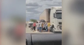 Caminhoneiro fica em estado grave após ser prensado pelo próprio caminhão na BR-324