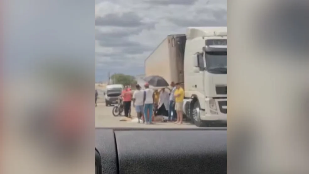 Acidente com caminhão e pessoas reunidas