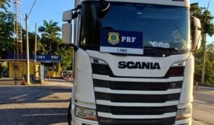 Caminhão scania na base da PRF