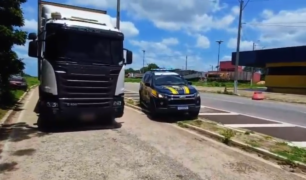 Caminhão parado pela PRF