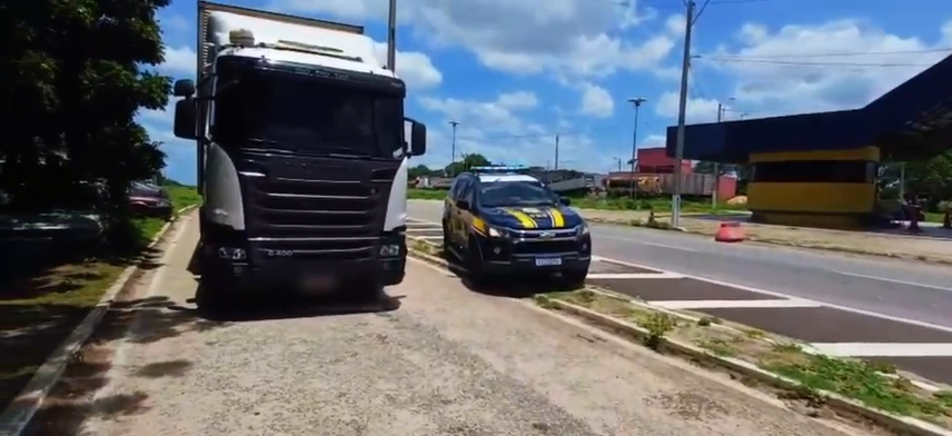 Caminhão parado pela PRF