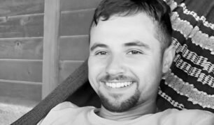 Pessoa relaxando em rede.