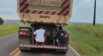 Jovens são flagrados “pegando carona” na traseira de caminhão em rodovia do Paraná