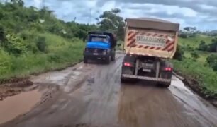 O CAOS DA BR-364 O negócio tá brabo, alerta caminhoneiro sobre trecho intransitável no Acre