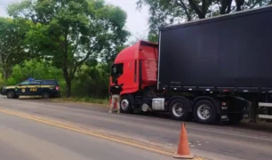 Caminhão parado pela PRF