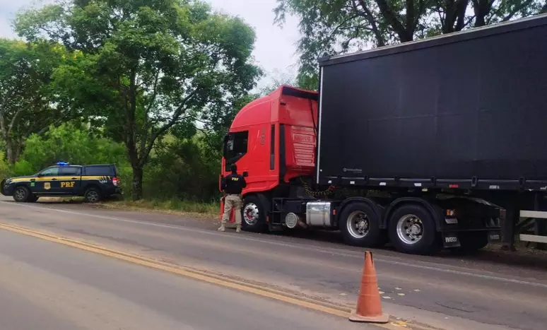 Caminhão parado pela PRF