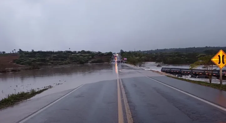 Rio transborda e caminhoneiro fica ilhado até ser resgatado pelos bombeiros