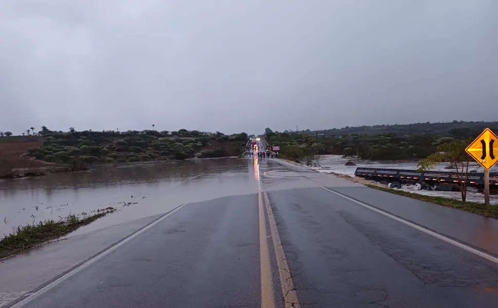 Rio transborda e caminhoneiro fica ilhado até ser resgatado pelos bombeiros